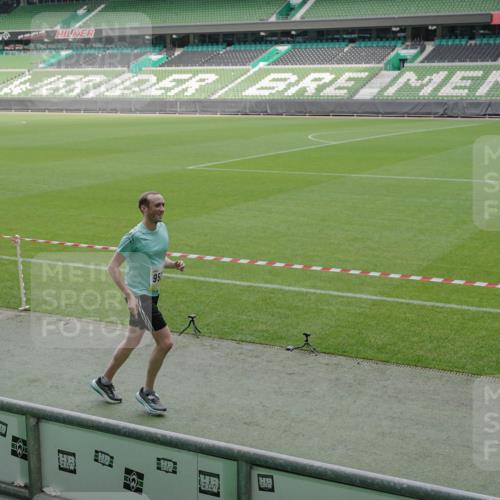 05.10.2025 - 20. swb-Marathon Bremen Michael Burmester http://msf.ph/oto/9239757 05.10.2025 10:34:18 Laufen im Stadion 5172, 7101, 7147, 7215, 9000, 9266, 9292, 9309, 9314, 9372, 9472, 9489, 9520, 9521, 9529, 9547, 9585, 9591, 9714, 9719, 9783, 9811, 9820, 9844, 9872, 9881, 9882, 9902, 9932, 9943, 9947, 10003, 10005, 10009, 10015, 10024, 10028, 10069, 10088, 10107, 10111, 10116, 10178, 10180, 10191, 10195, 10196, 10200, 10231, 10261, 10285, 10287, 10302, 10307, 10329, 10397, 10398, 10408, 10424, 10466, 10527, 10546, 10590, 10641, 10648, 10758, 10794, 7077, 9258, 10233 meine-sportfotos.de