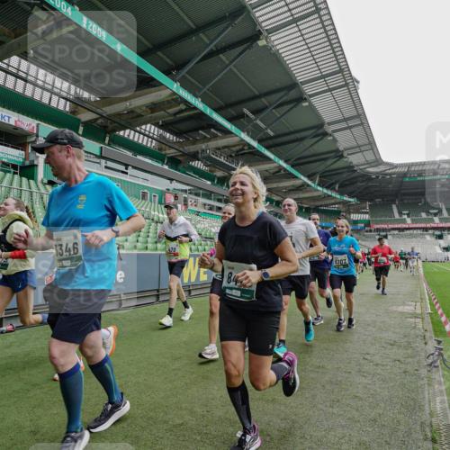05.10.2025 - 20. swb-Marathon Bremen Michael Burmester http://msf.ph/oto/9239774 05.10.2025 13:04:25 Laufen im Stadion 100, 360, 414, 421, 470, 490, 592, 607, 898, 1012, 1019, 1080, 1084, 1413, 1468, 1478, 1695, 1852, 1914, 1975, 1997, 2086, 2333, 2399, 2617, 2664, 2901, 2989, 3072, 3346, 3433, 3483, 3485, 3658, 3901, 4001, 4005, 4053, 4087, 4243, 4244, 4335, 4453, 4462, 4501, 4524, 4528, 4627, 4637, 4638, 4651, 4757, 4793, 4803, 4838, 4840, 4858, 4928, 5043, 5082, 5137, 5162, 5212, 5236, 5247, 5343, 5446, 5464, 5832, 5969, 6011, 6145, 6287, 6529, 6584, 6635, 1336 meine-sportfotos.de
