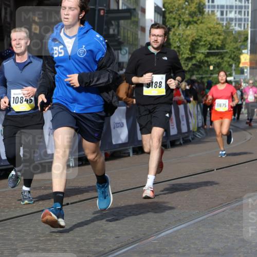 05.10.2025 - 20. swb-Marathon Bremen Strokosch-Dieckow http://msf.ph/oto/9239777 05.10.2025 10:56:46 Ziel 9188, 9266, 9669, 10059, 10145, 10644, 10683, 10845, 10924, 11274, 11426, 11675, 11734 meine-sportfotos.de