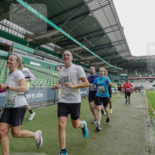 05.10.2025 - 20. swb-Marathon Bremen Michael Burmester http://msf.ph/oto/9239782 05.10.2025 13:04:26 Laufen im Stadion 100, 360, 414, 421, 470, 490, 592, 607, 898, 1012, 1019, 1080, 1084, 1413, 1468, 1478, 1695, 1834, 1852, 1914, 1975, 1997, 2086, 2333, 2399, 2617, 2664, 2901, 2989, 3072, 3346, 3433, 3483, 3485, 3658, 3901, 4001, 4005, 4053, 4087, 4243, 4244, 4335, 4453, 4462, 4501, 4524, 4627, 4634, 4637, 4638, 4651, 4757, 4793, 4803, 4838, 4840, 4858, 4928, 5043, 5082, 5137, 5162, 5212, 5236, 5247, 5343, 5446, 5464, 5832, 5969, 6011, 6145, 6287, 6529, 6584, 6635, 1336 meine-sportfotos.de