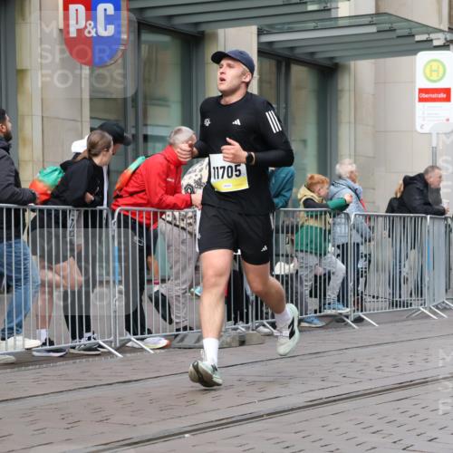05.10.2025 - 20. swb-Marathon Bremen Strokosch-Dieckow http://msf.ph/oto/9239786 05.10.2025 10:47:08 Ziel 9244, 9339, 9377, 9428, 9670, 9711, 9924, 10073, 10319, 10637, 10667, 10850, 10875, 10947, 10951, 11330, 11498, 11705, 11742, 9244, 9339, 9377, 9428, 9670, 9711, 9924, 10073, 10319, 10637, 10667, 10850, 10875, 10947, 10951, 11330, 11498, 11705, 11742 meine-sportfotos.de