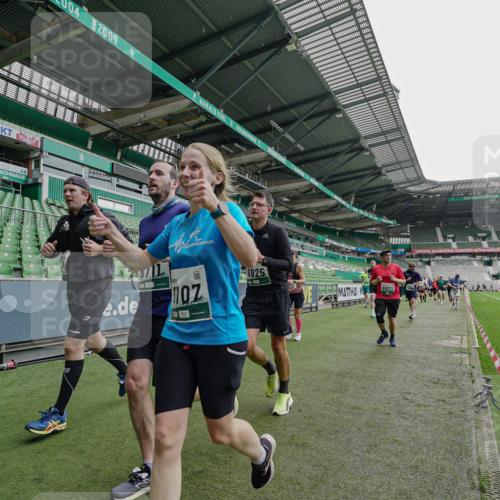 05.10.2025 - 20. swb-Marathon Bremen Michael Burmester http://msf.ph/oto/9239796 05.10.2025 13:04:27 Laufen im Stadion 100, 360, 414, 421, 470, 490, 592, 607, 898, 1012, 1019, 1080, 1084, 1413, 1468, 1478, 1695, 1834, 1852, 1914, 1975, 1997, 2086, 2333, 2399, 2617, 2664, 2901, 2989, 3072, 3346, 3433, 3483, 3485, 3658, 3901, 4001, 4005, 4053, 4087, 4243, 4244, 4335, 4453, 4462, 4501, 4524, 4627, 4634, 4637, 4638, 4651, 4671, 4757, 4793, 4803, 4838, 4840, 4858, 4928, 5043, 5082, 5137, 5162, 5212, 5236, 5247, 5343, 5446, 5464, 5832, 5969, 6011, 6287, 6529, 6584, 6635, 1336 meine-sportfotos.de