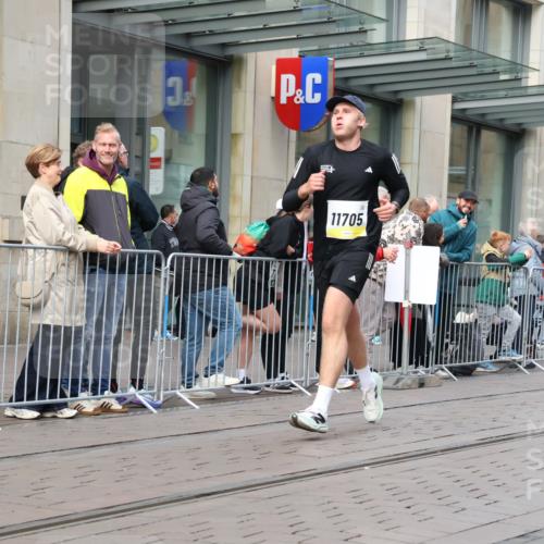 05.10.2025 - 20. swb-Marathon Bremen Strokosch-Dieckow http://msf.ph/oto/9239799 05.10.2025 10:47:08 Ziel 9244, 9339, 9377, 9428, 9670, 9711, 9924, 10073, 10319, 10637, 10667, 10850, 10875, 10947, 10951, 11330, 11498, 11705, 11742, 9244, 9339, 9377, 9428, 9670, 9711, 9924, 10073, 10319, 10637, 10667, 10850, 10875, 10947, 10951, 11330, 11498, 11705, 11742 meine-sportfotos.de
