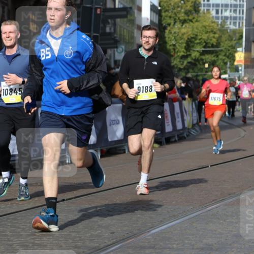 05.10.2025 - 20. swb-Marathon Bremen Strokosch-Dieckow http://msf.ph/oto/9239801 05.10.2025 10:56:46 Ziel 9188, 9266, 9669, 10059, 10145, 10644, 10683, 10845, 10924, 11274, 11426, 11675, 11734 meine-sportfotos.de