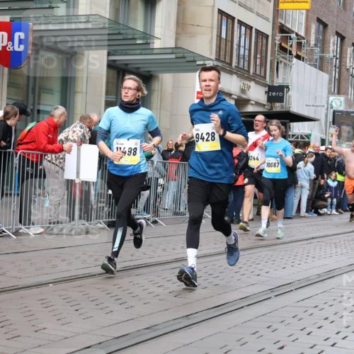 05.10.2025 - 20. swb-Marathon Bremen Strokosch-Dieckow http://msf.ph/oto/9239822 05.10.2025 10:47:09 Ziel 9244, 9339, 9377, 9428, 9670, 9924, 10073, 10319, 10637, 10667, 10676, 10850, 10875, 10947, 10951, 11330, 11409, 11498, 11705, 11708, 11742, 9244, 9339, 9377, 9428, 9670, 9924, 10073, 10319, 10637, 10667, 10676, 10850, 10875, 10947, 10951, 11330, 11409, 11498, 11705, 11708, 11742 meine-sportfotos.de