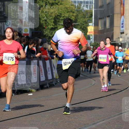 05.10.2025 - 20. swb-Marathon Bremen Strokosch-Dieckow http://msf.ph/oto/9239830 05.10.2025 10:56:48 Ziel 9188, 9669, 10145, 10397, 10845, 10924, 11274, 11426, 11675, 11734 meine-sportfotos.de