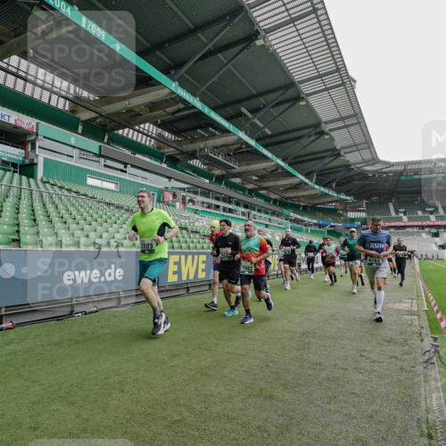 05.10.2025 - 20. swb-Marathon Bremen Michael Burmester http://msf.ph/oto/9239832 05.10.2025 13:04:32 Laufen im Stadion 100, 360, 414, 421, 470, 490, 592, 607, 898, 1012, 1019, 1061, 1080, 1084, 1413, 1468, 1478, 1695, 1834, 1852, 1914, 1975, 1997, 2009, 2086, 2333, 2399, 2536, 2617, 2664, 2802, 2901, 2989, 3072, 3346, 3433, 3483, 3485, 3561, 3658, 3901, 4001, 4005, 4053, 4087, 4187, 4243, 4244, 4335, 4453, 4501, 4524, 4627, 4634, 4637, 4638, 4651, 4671, 4757, 4793, 4803, 4838, 4840, 4858, 4928, 5043, 5082, 5137, 5212, 5247, 5343, 5446, 5464, 5832, 5969, 6011, 6287, 6584, 6635, 1336 meine-sportfotos.de
