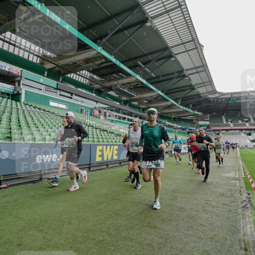 05.10.2025 - 20. swb-Marathon Bremen Michael Burmester http://msf.ph/oto/9239863 05.10.2025 13:04:34 Laufen im Stadion 100, 360, 414, 421, 470, 490, 607, 898, 1012, 1019, 1061, 1080, 1084, 1132, 1413, 1468, 1478, 1695, 1834, 1852, 1914, 1975, 1997, 2009, 2086, 2333, 2399, 2536, 2617, 2664, 2802, 2901, 2989, 3072, 3346, 3413, 3433, 3483, 3485, 3561, 3658, 3901, 4001, 4005, 4187, 4241, 4243, 4244, 4335, 4501, 4524, 4627, 4634, 4637, 4638, 4671, 4757, 4793, 4803, 4838, 4840, 4858, 4928, 5082, 5137, 5212, 5247, 5286, 5343, 5446, 5464, 5832, 5969, 6011, 6287, 6635, 1336 meine-sportfotos.de