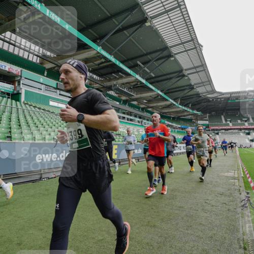 05.10.2025 - 20. swb-Marathon Bremen Michael Burmester http://msf.ph/oto/9239885 05.10.2025 13:04:36 Laufen im Stadion 100, 360, 414, 421, 470, 490, 607, 712, 898, 1012, 1019, 1061, 1080, 1084, 1132, 1413, 1468, 1478, 1695, 1746, 1834, 1852, 1914, 1997, 2009, 2086, 2333, 2399, 2536, 2617, 2664, 2802, 2901, 2989, 3072, 3216, 3346, 3413, 3433, 3483, 3485, 3561, 3658, 3901, 4001, 4005, 4187, 4241, 4243, 4244, 4335, 4501, 4524, 4627, 4634, 4637, 4638, 4671, 4757, 4793, 4803, 4838, 4840, 4858, 4928, 5082, 5137, 5212, 5247, 5286, 5295, 5343, 5446, 5464, 5832, 5969, 6011, 6287, 1336 meine-sportfotos.de