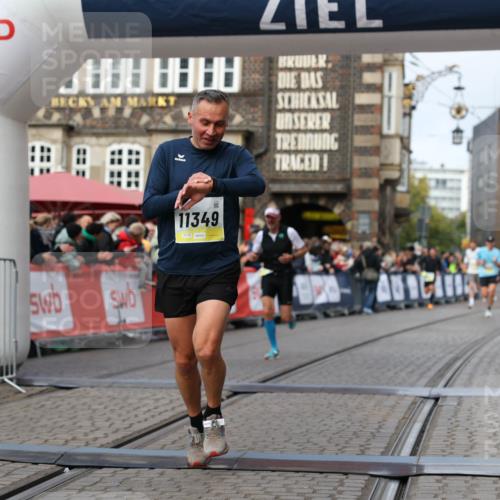05.10.2025 - 20. swb-Marathon Bremen Yannick Fuchs http://msf.ph/oto/9239890 05.10.2025 10:39:51 Ziel 10753, 11349, 11418 meine-sportfotos.de