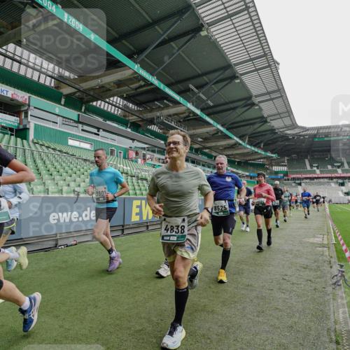 05.10.2025 - 20. swb-Marathon Bremen Michael Burmester http://msf.ph/oto/9239908 05.10.2025 13:04:37 Laufen im Stadion 100, 360, 414, 421, 470, 490, 607, 712, 898, 1012, 1019, 1061, 1080, 1084, 1132, 1413, 1468, 1478, 1695, 1746, 1765, 1834, 1852, 1914, 1997, 2009, 2086, 2333, 2399, 2536, 2617, 2664, 2802, 2901, 2989, 3072, 3216, 3346, 3413, 3433, 3483, 3485, 3561, 3658, 3901, 4001, 4005, 4187, 4241, 4243, 4244, 4335, 4501, 4524, 4627, 4634, 4637, 4638, 4671, 4757, 4793, 4803, 4838, 4840, 4858, 4928, 5082, 5137, 5212, 5247, 5286, 5295, 5343, 5446, 5464, 5832, 5969, 6011, 6287, 1336 meine-sportfotos.de