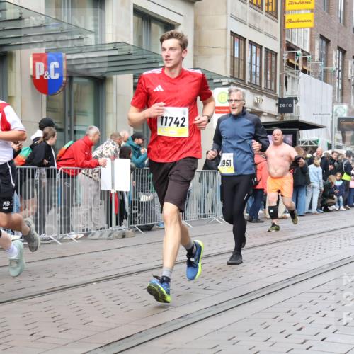 05.10.2025 - 20. swb-Marathon Bremen Strokosch-Dieckow http://msf.ph/oto/9239925 05.10.2025 10:47:12 Ziel 9244, 9339, 9377, 9428, 9670, 9924, 10062, 10073, 10319, 10637, 10667, 10676, 10850, 10875, 10947, 10951, 11244, 11330, 11409, 11498, 11705, 11708, 11742, 9244, 9339, 9377, 9428, 9670, 9924, 10062, 10073, 10319, 10637, 10667, 10676, 10850, 10875, 10947, 10951, 11244, 11330, 11409, 11498, 11705, 11708, 11742 meine-sportfotos.de