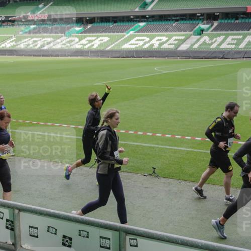 05.10.2025 - 20. swb-Marathon Bremen Michael Burmester http://msf.ph/oto/9239931 05.10.2025 10:34:23 Laufen im Stadion 5172, 7101, 7147, 7215, 9266, 9292, 9309, 9314, 9372, 9430, 9472, 9489, 9521, 9529, 9547, 9585, 9591, 9669, 9714, 9719, 9720, 9783, 9797, 9811, 9820, 9844, 9872, 9881, 9882, 9902, 9932, 9943, 9947, 10003, 10005, 10009, 10015, 10024, 10028, 10069, 10088, 10107, 10111, 10116, 10178, 10180, 10191, 10195, 10196, 10200, 10231, 10261, 10285, 10287, 10302, 10307, 10329, 10341, 10397, 10398, 10408, 10424, 10466, 10527, 10546, 10590, 10641, 10645, 10648, 10758 meine-sportfotos.de