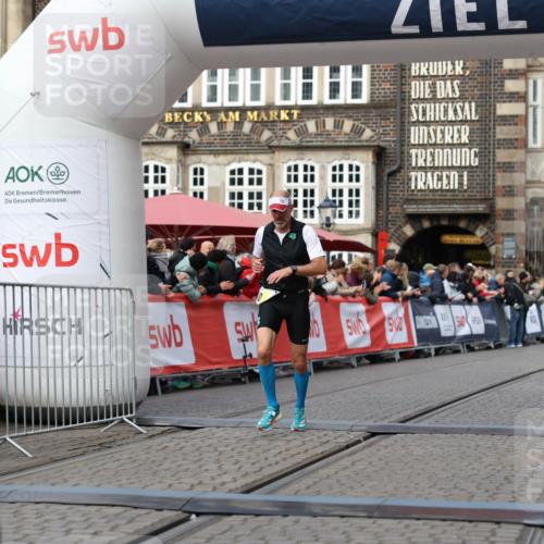 05.10.2025 - 20. swb-Marathon Bremen Yannick Fuchs http://msf.ph/oto/9239945 05.10.2025 10:39:53 Ziel 10052, 10171, 10753, 11349 meine-sportfotos.de