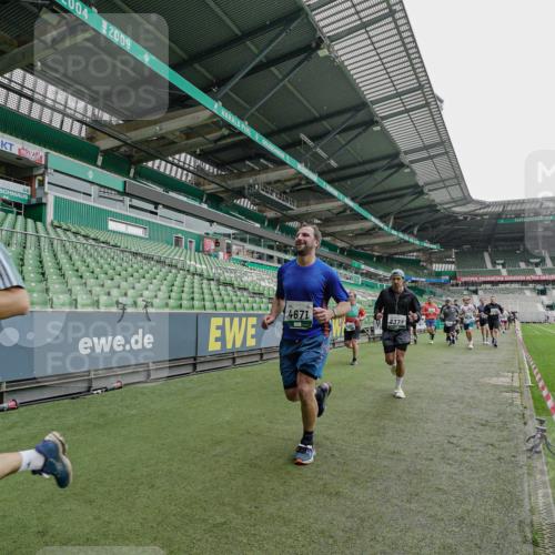 05.10.2025 - 20. swb-Marathon Bremen Michael Burmester http://msf.ph/oto/9239963 05.10.2025 13:04:42 Laufen im Stadion 100, 360, 421, 470, 490, 607, 712, 1012, 1061, 1080, 1084, 1132, 1413, 1468, 1478, 1746, 1765, 1834, 1852, 1914, 1997, 2009, 2086, 2333, 2399, 2536, 2584, 2617, 2664, 2802, 2901, 2989, 3008, 3216, 3346, 3413, 3433, 3445, 3483, 3561, 3658, 3901, 4001, 4005, 4187, 4241, 4243, 4244, 4335, 4501, 4524, 4627, 4634, 4637, 4638, 4671, 4757, 4793, 4803, 4838, 4840, 4858, 4928, 5082, 5212, 5247, 5286, 5295, 5343, 5446, 5464, 5614, 5832, 5969, 6011, 6287, 1336 meine-sportfotos.de