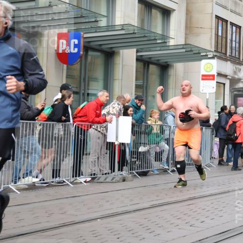 05.10.2025 - 20. swb-Marathon Bremen Strokosch-Dieckow http://msf.ph/oto/9239978 05.10.2025 10:47:13 Ziel 9244, 9339, 9377, 9428, 9670, 9924, 10062, 10073, 10319, 10637, 10667, 10676, 10850, 10875, 10947, 10951, 11244, 11330, 11409, 11498, 11705, 11708, 11742, 9244, 9339, 9377, 9428, 9670, 9924, 10062, 10073, 10319, 10637, 10667, 10676, 10850, 10875, 10947, 10951, 11244, 11330, 11409, 11498, 11705, 11708, 11742 meine-sportfotos.de