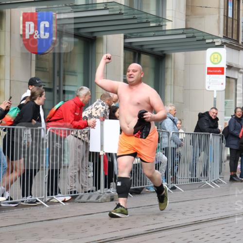 05.10.2025 - 20. swb-Marathon Bremen Strokosch-Dieckow http://msf.ph/oto/9240001 05.10.2025 10:47:14 Ziel 9244, 9339, 9377, 9428, 9924, 10062, 10073, 10319, 10382, 10601, 10637, 10667, 10676, 10850, 10875, 10947, 10951, 11244, 11330, 11409, 11498, 11705, 11708, 11742, 9244, 9339, 9377, 9428, 9924, 10062, 10073, 10319, 10382, 10601, 10637, 10667, 10676, 10850, 10875, 10947, 10951, 11244, 11330, 11409, 11498, 11705, 11708, 11742 meine-sportfotos.de