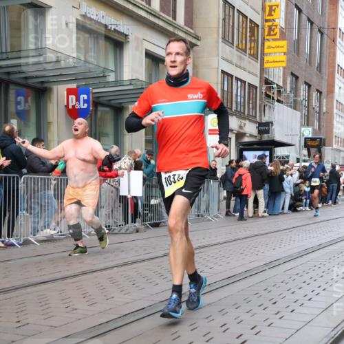 05.10.2025 - 20. swb-Marathon Bremen Strokosch-Dieckow http://msf.ph/oto/9240027 05.10.2025 10:47:14 Ziel 9244, 9339, 9377, 9428, 9924, 10062, 10073, 10319, 10382, 10601, 10637, 10667, 10676, 10850, 10875, 10947, 10951, 11244, 11330, 11409, 11498, 11705, 11708, 11742, 9244, 9339, 9377, 9428, 9924, 10062, 10073, 10319, 10382, 10601, 10637, 10667, 10676, 10850, 10875, 10947, 10951, 11244, 11330, 11409, 11498, 11705, 11708, 11742 meine-sportfotos.de