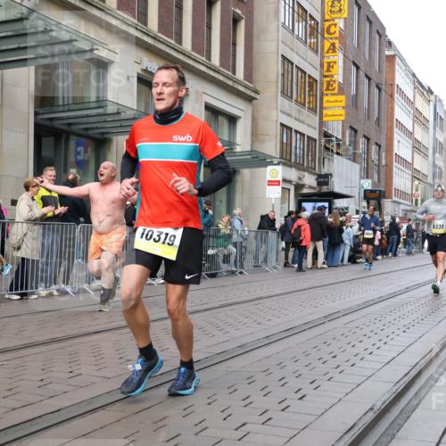 05.10.2025 - 20. swb-Marathon Bremen Strokosch-Dieckow http://msf.ph/oto/9240041 05.10.2025 10:47:15 Ziel 9244, 9339, 9377, 9428, 9924, 10062, 10073, 10319, 10382, 10601, 10637, 10667, 10676, 10850, 10875, 10947, 10951, 11244, 11330, 11409, 11498, 11705, 11708, 11742, 9244, 9339, 9377, 9428, 9924, 10062, 10073, 10319, 10382, 10601, 10637, 10667, 10676, 10850, 10875, 10947, 10951, 11244, 11330, 11409, 11498, 11705, 11708, 11742 meine-sportfotos.de