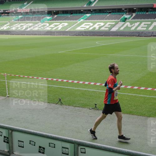 05.10.2025 - 20. swb-Marathon Bremen Michael Burmester http://msf.ph/oto/9240048 05.10.2025 10:34:27 Laufen im Stadion 5172, 7101, 7147, 7215, 9266, 9292, 9309, 9314, 9372, 9430, 9472, 9489, 9521, 9529, 9547, 9585, 9591, 9669, 9714, 9719, 9720, 9766, 9783, 9797, 9820, 9844, 9847, 9872, 9881, 9882, 9902, 9932, 9943, 9947, 9952, 9981, 10003, 10005, 10009, 10015, 10024, 10028, 10069, 10080, 10088, 10107, 10111, 10116, 10178, 10191, 10195, 10196, 10200, 10231, 10260, 10261, 10285, 10287, 10302, 10307, 10329, 10341, 10397, 10398, 10408, 10424, 10466, 10527, 10590, 10641, 10645, 10648 meine-sportfotos.de
