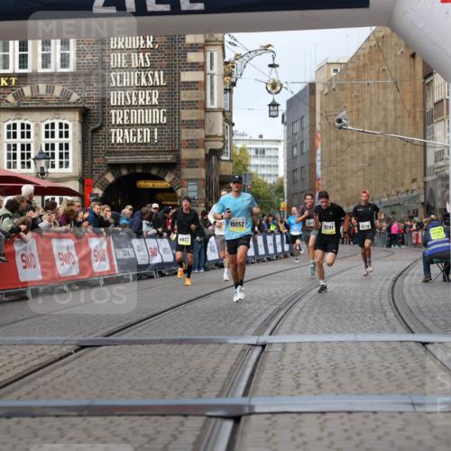 05.10.2025 - 20. swb-Marathon Bremen Yannick Fuchs http://msf.ph/oto/9240051 05.10.2025 10:39:55 Ziel 9922, 10052, 10171, 10175, 10176, 10753, 11335, 11349 meine-sportfotos.de