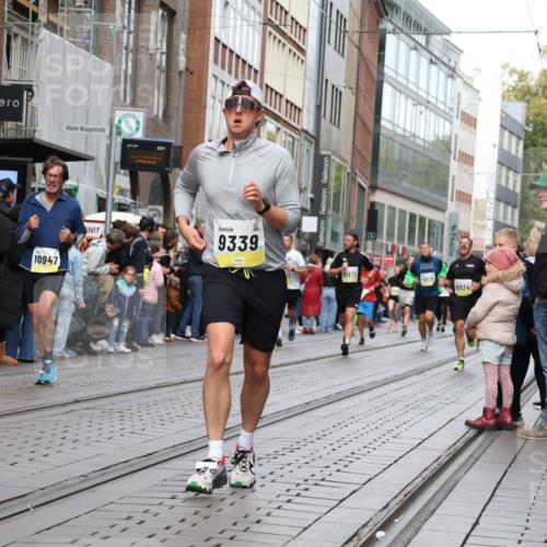 05.10.2025 - 20. swb-Marathon Bremen Strokosch-Dieckow http://msf.ph/oto/9240055 05.10.2025 10:47:16 Ziel 9244, 9339, 9377, 9428, 9924, 10062, 10073, 10319, 10382, 10601, 10637, 10667, 10676, 10850, 10875, 10947, 10951, 11244, 11330, 11409, 11498, 11705, 11708, 11742, 9244, 9339, 9377, 9428, 9924, 10062, 10073, 10319, 10382, 10601, 10637, 10667, 10676, 10850, 10875, 10947, 10951, 11244, 11330, 11409, 11498, 11705, 11708, 11742 meine-sportfotos.de