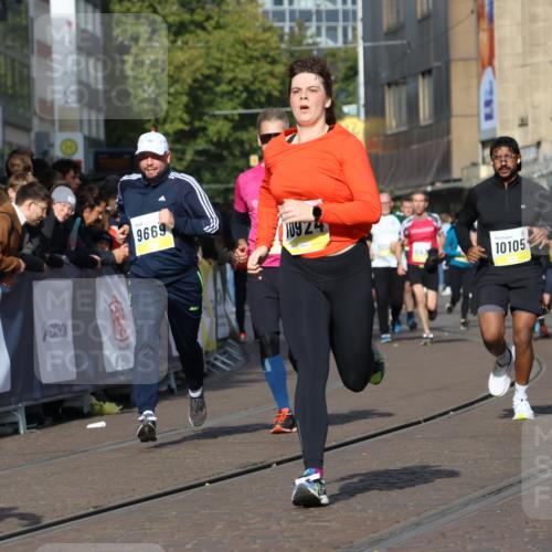 05.10.2025 - 20. swb-Marathon Bremen Strokosch-Dieckow http://msf.ph/oto/9240063 05.10.2025 10:56:53 Ziel 9451, 9669, 10105, 10145, 10397, 10867, 10924, 11168, 11274 meine-sportfotos.de
