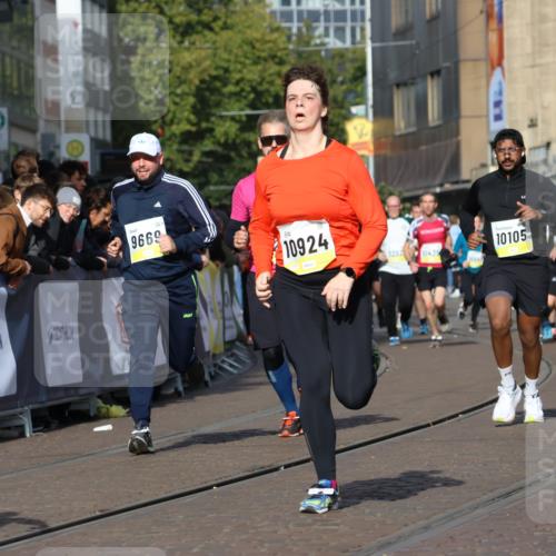 05.10.2025 - 20. swb-Marathon Bremen Strokosch-Dieckow http://msf.ph/oto/9240093 05.10.2025 10:56:53 Ziel 9451, 9669, 10105, 10145, 10397, 10867, 10924, 11168, 11274 meine-sportfotos.de