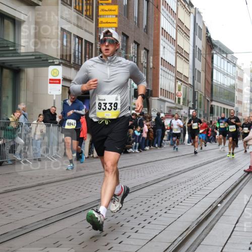 05.10.2025 - 20. swb-Marathon Bremen Strokosch-Dieckow http://msf.ph/oto/9240105 05.10.2025 10:47:17 Ziel 9244, 9339, 9377, 9924, 10062, 10073, 10319, 10382, 10601, 10637, 10667, 10676, 10850, 10875, 10929, 10947, 10951, 11244, 11330, 11409, 11498, 11708, 11742, 9244, 9339, 9377, 9924, 10062, 10073, 10319, 10382, 10601, 10637, 10667, 10676, 10850, 10875, 10929, 10947, 10951, 11244, 11330, 11409, 11498, 11708, 11742 meine-sportfotos.de