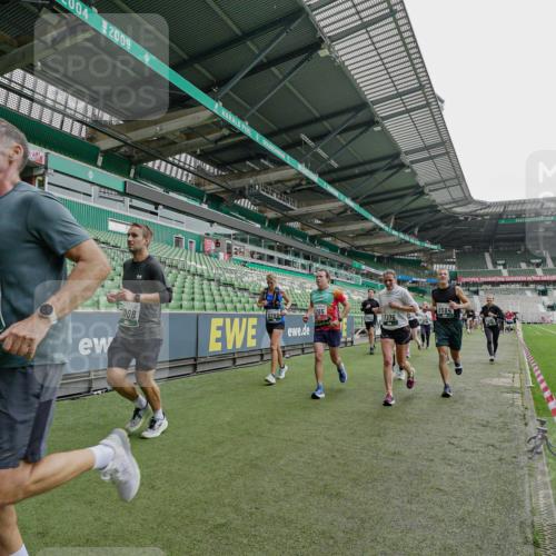 05.10.2025 - 20. swb-Marathon Bremen Michael Burmester http://msf.ph/oto/9240106 05.10.2025 13:04:54 Laufen im Stadion 100, 190, 199, 406, 421, 470, 490, 607, 678, 712, 858, 924, 1012, 1061, 1080, 1132, 1404, 1455, 1478, 1480, 1545, 1746, 1765, 1834, 1852, 1990, 1997, 2009, 2086, 2190, 2333, 2399, 2536, 2584, 2604, 2617, 2664, 2802, 2901, 2989, 3008, 3049, 3216, 3346, 3378, 3380, 3413, 3433, 3445, 3483, 3561, 3658, 3799, 3901, 4001, 4055, 4187, 4241, 4243, 4244, 4376, 4501, 4627, 4634, 4671, 4757, 4803, 4838, 4855, 4858, 4928, 5082, 5247, 5286, 5295, 5446, 5464, 5614, 5832, 5904 meine-sportfotos.de