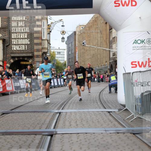 05.10.2025 - 20. swb-Marathon Bremen Yannick Fuchs http://msf.ph/oto/9240120 05.10.2025 10:39:55 Ziel 9922, 10052, 10171, 10175, 10176, 10753, 11335, 11349 meine-sportfotos.de