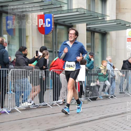 05.10.2025 - 20. swb-Marathon Bremen Strokosch-Dieckow http://msf.ph/oto/9240130 05.10.2025 10:47:19 Ziel 9244, 9339, 9377, 9924, 10062, 10073, 10319, 10382, 10601, 10676, 10850, 10875, 10929, 10947, 10951, 11244, 11330, 11409, 11708, 11742, 9244, 9339, 9377, 9924, 10062, 10073, 10319, 10382, 10601, 10676, 10850, 10875, 10929, 10947, 10951, 11244, 11330, 11409, 11708, 11742 meine-sportfotos.de