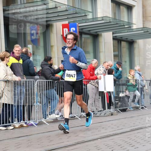 05.10.2025 - 20. swb-Marathon Bremen Strokosch-Dieckow http://msf.ph/oto/9240143 05.10.2025 10:47:19 Ziel 9244, 9339, 9377, 9924, 10062, 10073, 10319, 10382, 10601, 10676, 10850, 10875, 10929, 10947, 10951, 11244, 11330, 11409, 11708, 11742, 9244, 9339, 9377, 9924, 10062, 10073, 10319, 10382, 10601, 10676, 10850, 10875, 10929, 10947, 10951, 11244, 11330, 11409, 11708, 11742 meine-sportfotos.de
