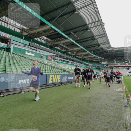 05.10.2025 - 20. swb-Marathon Bremen Michael Burmester http://msf.ph/oto/9240195 05.10.2025 13:05:02 Laufen im Stadion 100, 190, 199, 406, 421, 490, 607, 678, 712, 858, 924, 1012, 1061, 1132, 1404, 1455, 1480, 1545, 1746, 1765, 1834, 1840, 1867, 1990, 2009, 2086, 2190, 2399, 2536, 2584, 2604, 2664, 2802, 2901, 2935, 2989, 3008, 3025, 3049, 3216, 3346, 3378, 3380, 3413, 3433, 3445, 3483, 3561, 3658, 3799, 3901, 4001, 4055, 4187, 4207, 4241, 4243, 4244, 4376, 4501, 4627, 4634, 4665, 4671, 4757, 4838, 4855, 4858, 5082, 5247, 5286, 5295, 5446, 5464, 5614, 5904 meine-sportfotos.de