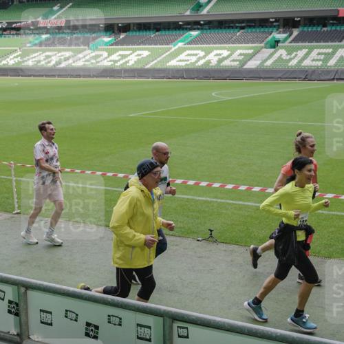 05.10.2025 - 20. swb-Marathon Bremen Michael Burmester http://msf.ph/oto/9240196 05.10.2025 10:34:31 Laufen im Stadion 7101, 7147, 7215, 9266, 9292, 9309, 9314, 9372, 9430, 9472, 9489, 9521, 9540, 9547, 9585, 9591, 9669, 9672, 9714, 9719, 9720, 9766, 9783, 9797, 9820, 9844, 9847, 9872, 9881, 9882, 9902, 9925, 9932, 9943, 9947, 9952, 9981, 10003, 10005, 10009, 10015, 10024, 10028, 10069, 10080, 10088, 10107, 10111, 10116, 10178, 10191, 10195, 10196, 10200, 10231, 10260, 10261, 10285, 10302, 10329, 10341, 10397, 10398, 10408, 10424, 10466, 10527, 10590, 10641, 10645, 10648, 10653, 9529 meine-sportfotos.de