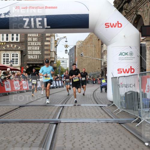 05.10.2025 - 20. swb-Marathon Bremen Yannick Fuchs http://msf.ph/oto/9240218 05.10.2025 10:39:56 Ziel 9922, 10052, 10171, 10175, 10176, 10753, 11335, 11349 meine-sportfotos.de