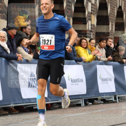 05.10.2025 - 20. swb-Marathon Bremen Strokosch-Dieckow http://msf.ph/oto/9240221 05.10.2025 12:42:25 Ziel 456, 1921 meine-sportfotos.de