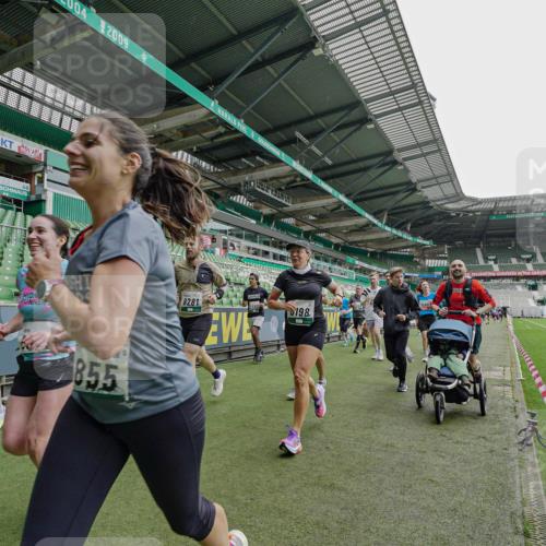 05.10.2025 - 20. swb-Marathon Bremen Michael Burmester http://msf.ph/oto/9240231 05.10.2025 13:05:06 Laufen im Stadion 190, 199, 406, 421, 490, 607, 678, 712, 858, 924, 1012, 1061, 1132, 1228, 1404, 1455, 1480, 1545, 1746, 1765, 1834, 1840, 1867, 1990, 2009, 2058, 2086, 2190, 2399, 2536, 2584, 2604, 2664, 2785, 2802, 2901, 2935, 2989, 3008, 3025, 3049, 3216, 3378, 3380, 3413, 3433, 3445, 3483, 3561, 3658, 3799, 3837, 3901, 4001, 4055, 4187, 4207, 4241, 4244, 4326, 4332, 4376, 4501, 4627, 4634, 4665, 4671, 4838, 4855, 4858, 4892, 4904, 5082, 5247, 5286, 5295, 5382, 5464, 5614, 5904, 6283 meine-sportfotos.de