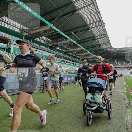 05.10.2025 - 20. swb-Marathon Bremen Michael Burmester http://msf.ph/oto/9240240 05.10.2025 13:05:06 Laufen im Stadion 190, 199, 406, 421, 490, 607, 678, 712, 858, 924, 1012, 1061, 1132, 1228, 1404, 1455, 1480, 1545, 1746, 1765, 1834, 1840, 1867, 1990, 2009, 2058, 2086, 2190, 2399, 2536, 2584, 2604, 2664, 2785, 2802, 2901, 2935, 2989, 3008, 3025, 3049, 3216, 3378, 3380, 3413, 3433, 3445, 3483, 3561, 3658, 3799, 3837, 3901, 4001, 4055, 4187, 4207, 4241, 4244, 4326, 4332, 4376, 4501, 4627, 4634, 4665, 4671, 4838, 4855, 4858, 4892, 4904, 5082, 5247, 5286, 5295, 5382, 5464, 5614, 5904, 6283 meine-sportfotos.de