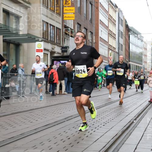 05.10.2025 - 20. swb-Marathon Bremen Strokosch-Dieckow http://msf.ph/oto/9240242 05.10.2025 10:47:22 Ziel 9339, 9377, 9924, 9929, 10062, 10073, 10089, 10382, 10601, 10676, 10850, 10875, 10929, 10947, 11244, 11330, 11409, 11628, 11708, 9339, 9377, 9924, 9929, 10062, 10073, 10089, 10382, 10601, 10676, 10850, 10875, 10929, 10947, 11244, 11330, 11409, 11628, 11708 meine-sportfotos.de