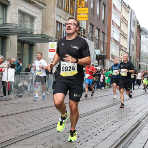 05.10.2025 - 20. swb-Marathon Bremen Strokosch-Dieckow http://msf.ph/oto/9240255 05.10.2025 10:47:23 Ziel 9339, 9377, 9924, 9929, 10062, 10073, 10089, 10382, 10601, 10676, 10850, 10875, 10929, 10947, 11244, 11330, 11409, 11628, 11708, 9339, 9377, 9924, 9929, 10062, 10073, 10089, 10382, 10601, 10676, 10850, 10875, 10929, 10947, 11244, 11330, 11409, 11628, 11708 meine-sportfotos.de