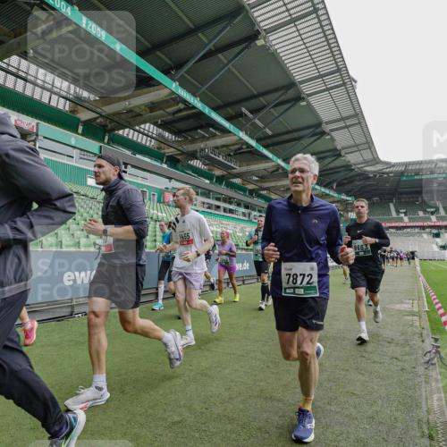 05.10.2025 - 20. swb-Marathon Bremen Michael Burmester http://msf.ph/oto/9240262 05.10.2025 13:05:08 Laufen im Stadion 190, 199, 406, 421, 490, 678, 712, 858, 924, 1061, 1132, 1228, 1404, 1455, 1480, 1545, 1746, 1765, 1834, 1840, 1867, 1990, 2009, 2058, 2086, 2190, 2399, 2536, 2584, 2604, 2664, 2785, 2802, 2901, 2935, 2989, 3008, 3025, 3049, 3216, 3378, 3380, 3413, 3433, 3445, 3483, 3561, 3658, 3799, 3837, 3901, 4001, 4055, 4187, 4207, 4241, 4244, 4326, 4332, 4376, 4501, 4627, 4634, 4665, 4671, 4838, 4855, 4858, 4892, 4904, 5082, 5247, 5286, 5295, 5382, 5614, 5904, 6283 meine-sportfotos.de