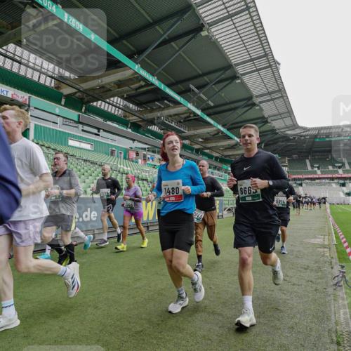 05.10.2025 - 20. swb-Marathon Bremen Michael Burmester http://msf.ph/oto/9240269 05.10.2025 13:05:08 Laufen im Stadion 190, 199, 406, 421, 490, 678, 712, 858, 924, 1061, 1132, 1228, 1404, 1455, 1480, 1545, 1746, 1765, 1834, 1840, 1867, 1990, 2009, 2058, 2086, 2190, 2399, 2536, 2584, 2604, 2664, 2785, 2802, 2901, 2935, 2989, 3008, 3025, 3049, 3216, 3378, 3380, 3413, 3433, 3445, 3483, 3561, 3658, 3799, 3837, 3901, 4001, 4055, 4187, 4207, 4241, 4244, 4326, 4332, 4376, 4501, 4627, 4634, 4665, 4671, 4838, 4855, 4858, 4892, 4904, 5082, 5247, 5286, 5295, 5382, 5614, 5904, 6283 meine-sportfotos.de