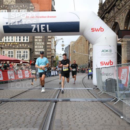 05.10.2025 - 20. swb-Marathon Bremen Yannick Fuchs http://msf.ph/oto/9240282 05.10.2025 10:39:57 Ziel 9213, 9922, 10052, 10171, 10175, 10176, 10753, 11335, 11349 meine-sportfotos.de