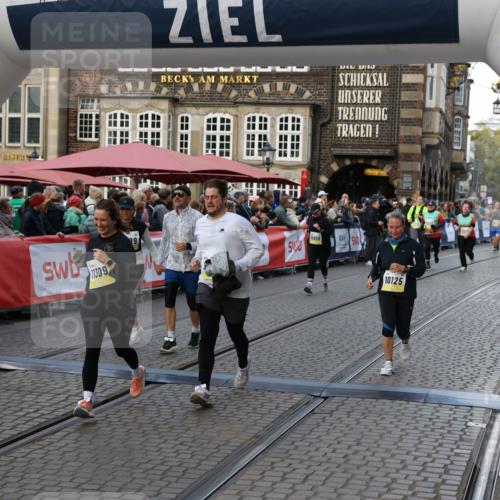 05.10.2025 - 20. swb-Marathon Bremen Yannick Fuchs http://msf.ph/oto/9240344 05.10.2025 11:08:16 Ziel 9557, 9599, 9617, 9874, 10125, 10866, 11309, 11490 meine-sportfotos.de