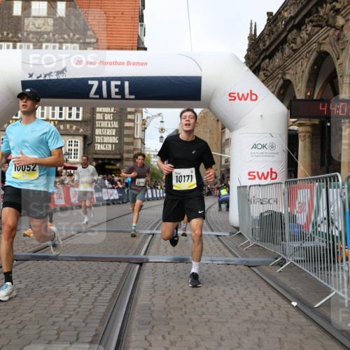 05.10.2025 - 20. swb-Marathon Bremen Yannick Fuchs http://msf.ph/oto/9240349 05.10.2025 10:39:58 Ziel 9213, 9922, 10052, 10171, 10175, 10176, 10753, 11335 meine-sportfotos.de