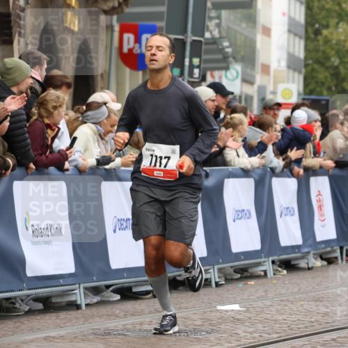 05.10.2025 - 20. swb-Marathon Bremen Strokosch-Dieckow http://msf.ph/oto/9240352 05.10.2025 12:42:35 Ziel 18, 1117 meine-sportfotos.de