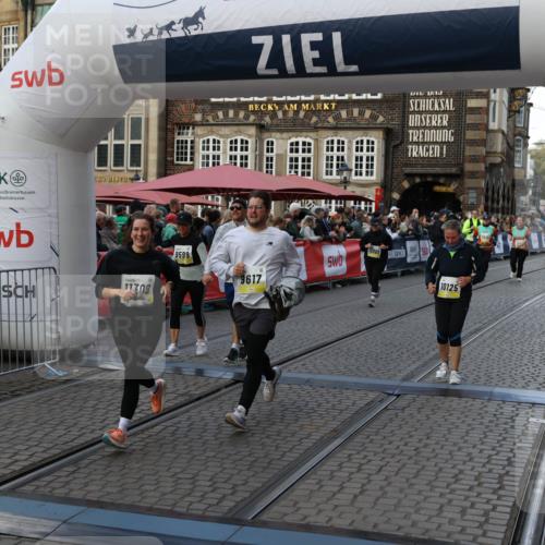 05.10.2025 - 20. swb-Marathon Bremen Yannick Fuchs http://msf.ph/oto/9240370 05.10.2025 11:08:16 Ziel 9557, 9599, 9617, 9874, 10125, 10866, 11309, 11490 meine-sportfotos.de