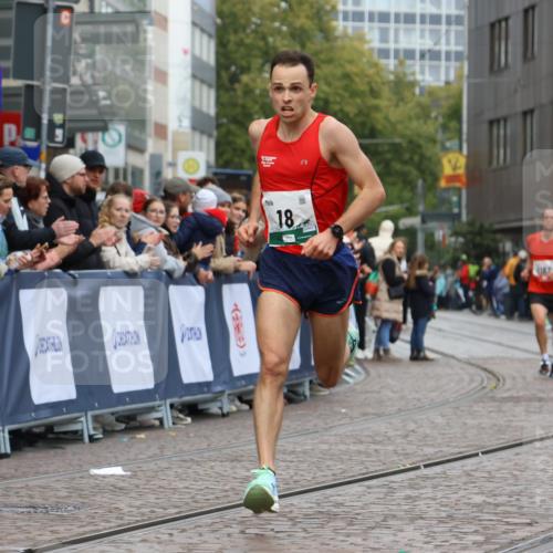 05.10.2025 - 20. swb-Marathon Bremen Strokosch-Dieckow http://msf.ph/oto/9240375 05.10.2025 12:42:37 Ziel 18, 1117 meine-sportfotos.de