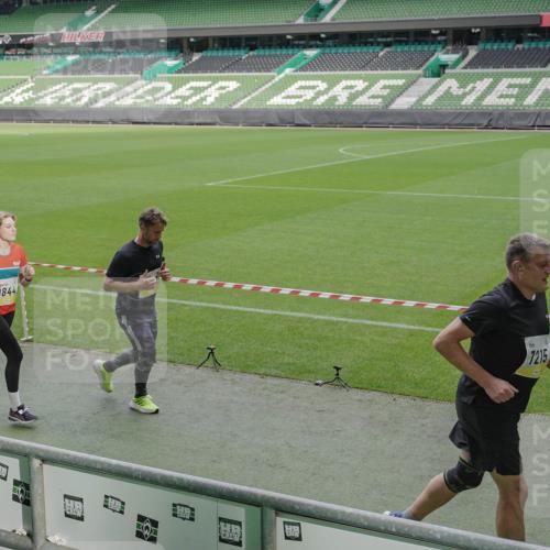 05.10.2025 - 20. swb-Marathon Bremen Michael Burmester http://msf.ph/oto/9240376 05.10.2025 10:34:36 Laufen im Stadion 7101, 7147, 7215, 9188, 9219, 9266, 9292, 9309, 9314, 9372, 9430, 9472, 9489, 9521, 9540, 9547, 9585, 9591, 9669, 9672, 9714, 9719, 9720, 9766, 9783, 9797, 9820, 9844, 9847, 9872, 9902, 9925, 9932, 9943, 9947, 9952, 9981, 10003, 10005, 10009, 10024, 10069, 10080, 10088, 10107, 10111, 10116, 10178, 10191, 10195, 10196, 10200, 10260, 10261, 10263, 10285, 10329, 10341, 10397, 10398, 10408, 10424, 10466, 10527, 10641, 10645, 10648, 10653, 10950, 9529 meine-sportfotos.de